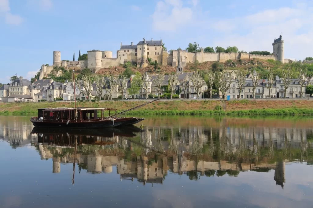 Zicht op Chinon en de rivier Vienne