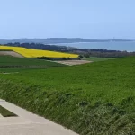 Leen op wandel in de heuvels nabij Strouanne (Cap Blanc Nez) met in de verte zicht op Cap Gris Nez
