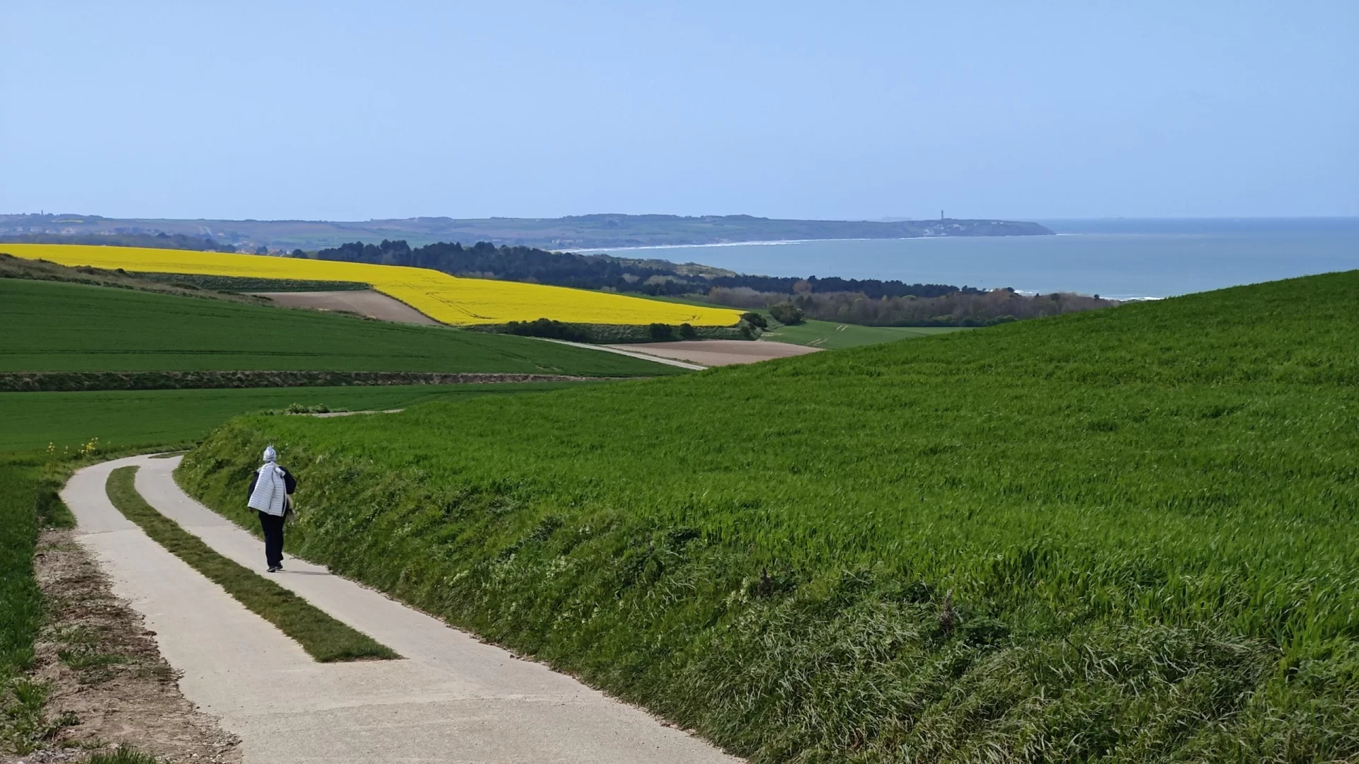 Leen op wandel in de heuvels nabij Strouanne (Cap Blanc Nez) met in de verte zicht op Cap Gris Nez